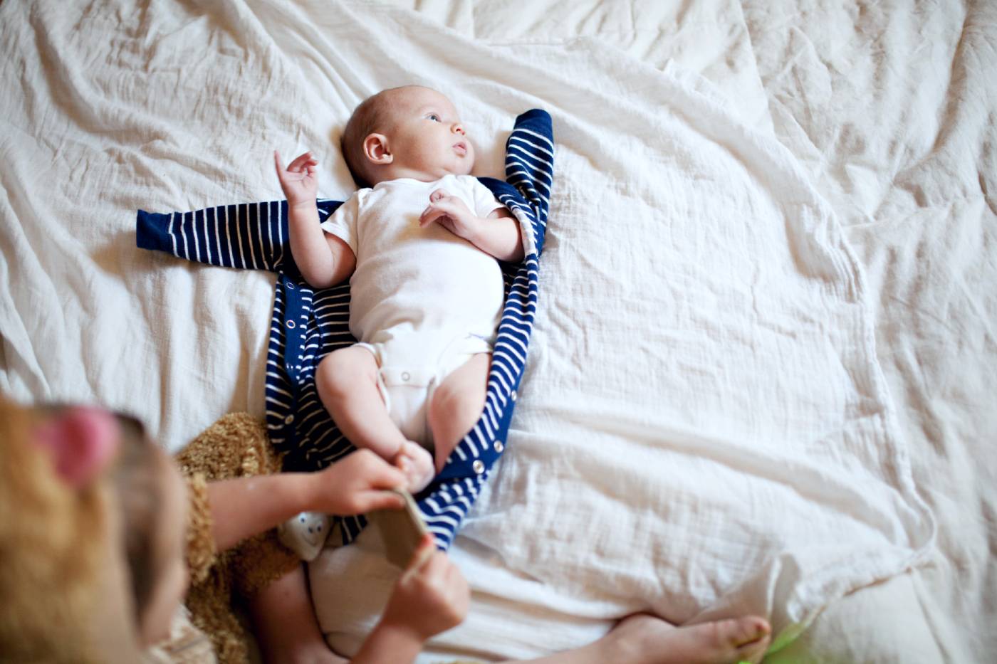 http://www.happiestbaby.com/cdn/shop/articles/4-week-baby-milestones_1300x@2x.jpg?v=1631841272