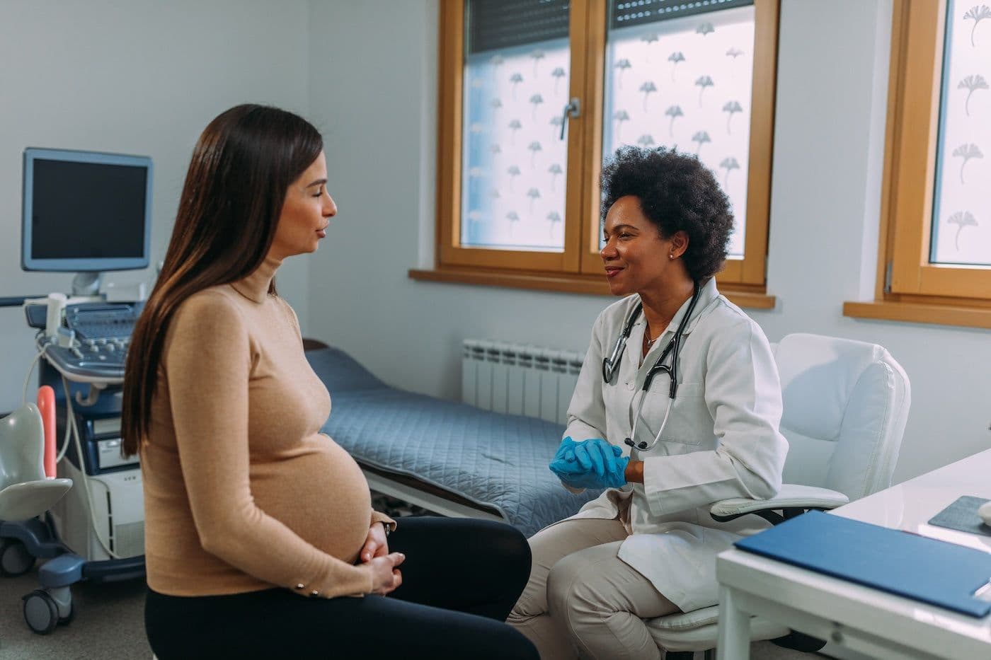 A pregnant woman speaks with her doctor about the group b strep test