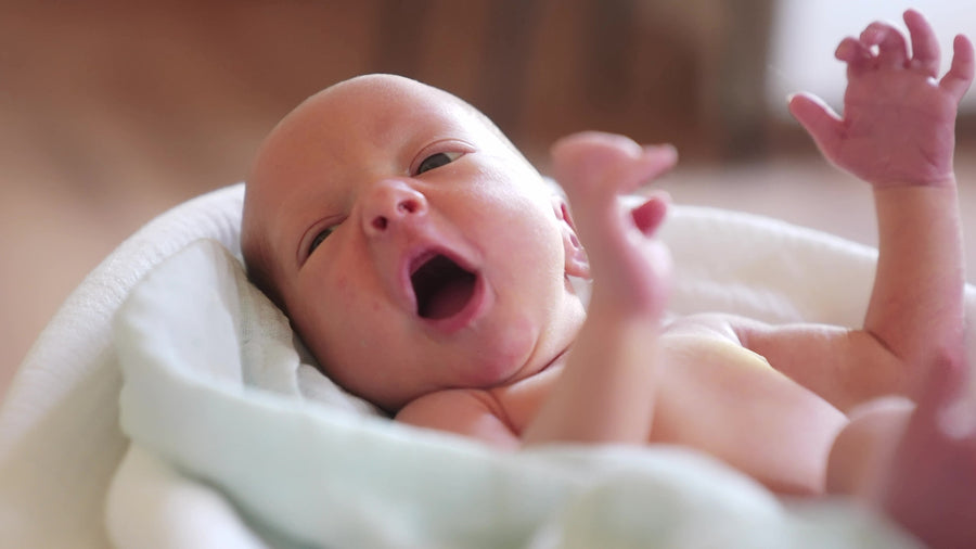 moro-reflex-in-babies-what-it-is-and-how-long-it-lasts-happiest-baby